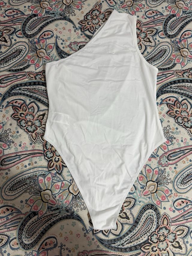 Body blanco asimétrico