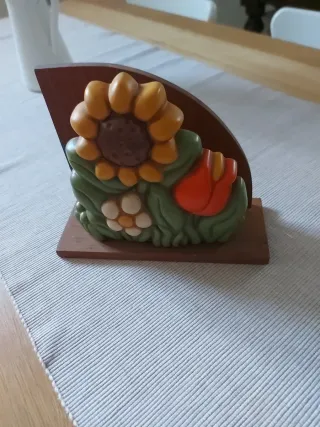 Portatovaglioli con fiori in ceramica e legno Thun