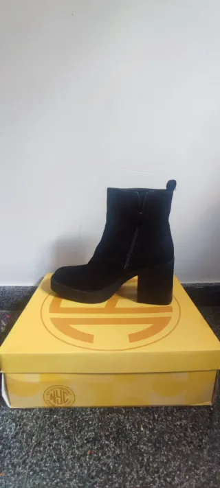 Botas de tacón negras nuevas