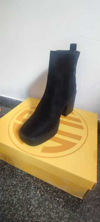 Botas de tacón negras nuevas