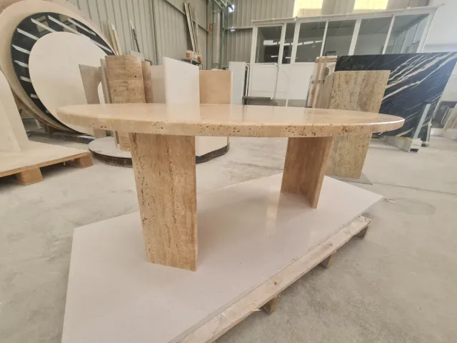 Mesa de centro ovalada de travertino