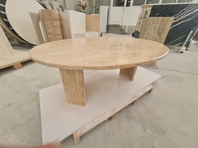 Mesa de centro ovalada de travertino