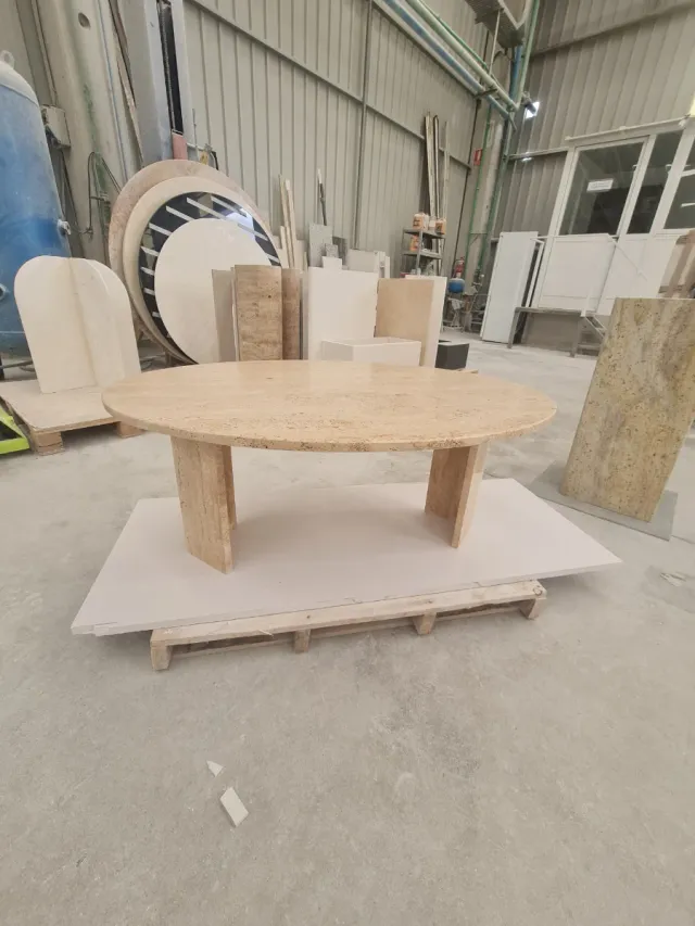Mesa de centro ovalada de travertino