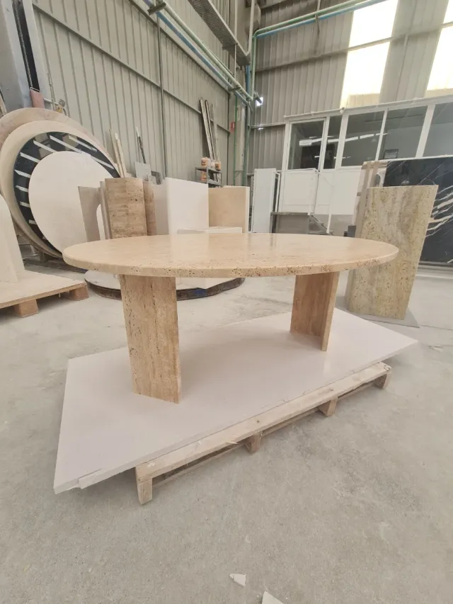 Mesa de centro ovalada de travertino