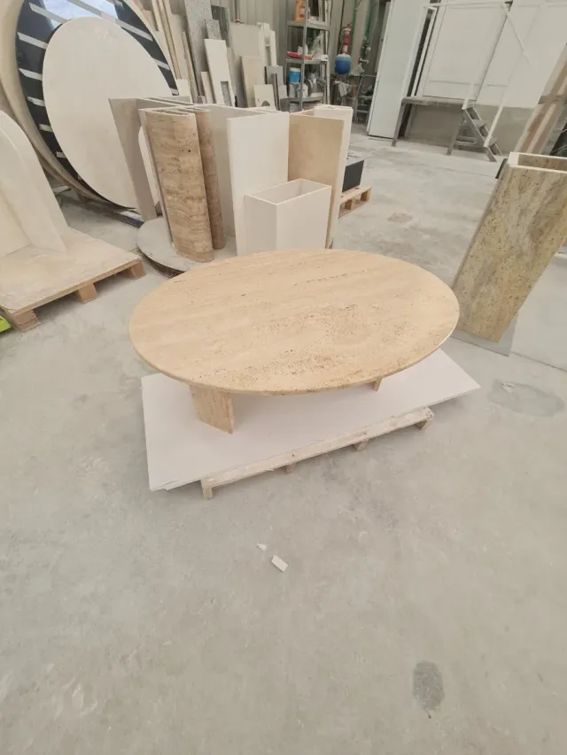 Mesa de centro ovalada de travertino