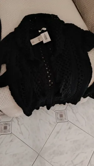 Cardigan nero con cintura.