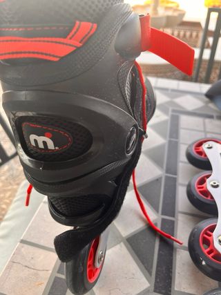 Patines en línea negros y rojos