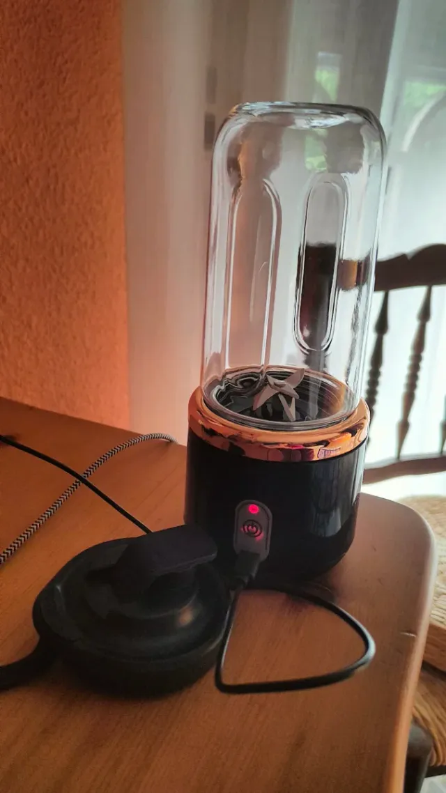 Mini exprimidor de frutas recargable