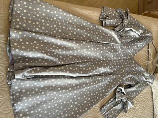 Vestido de fiesta lunares gris y blanco