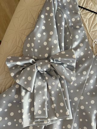 Vestido de fiesta lunares gris y blanco