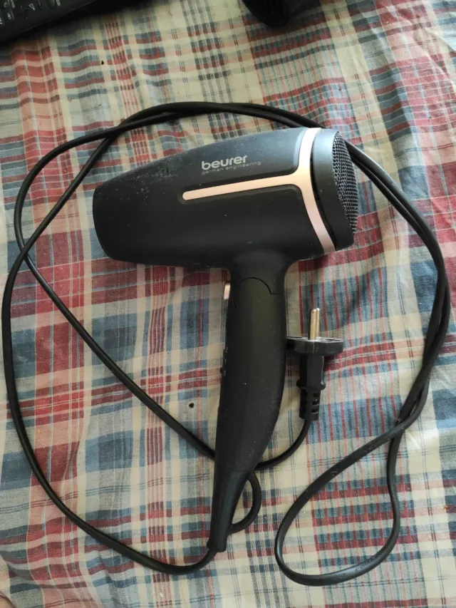 Secador de pelo Beurer negro y dorado