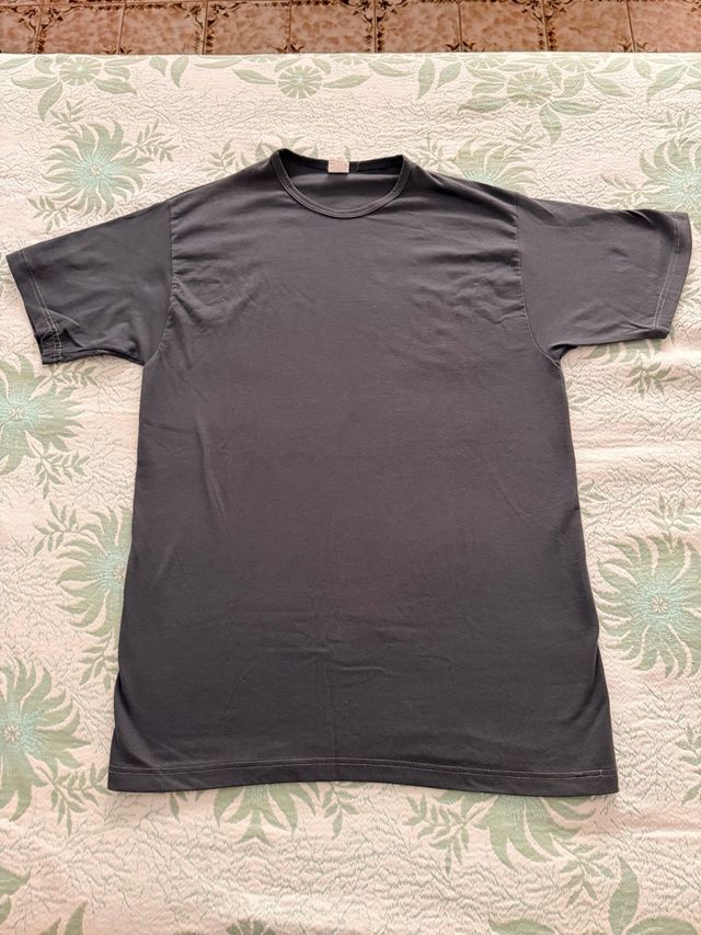 Camiseta gris básica