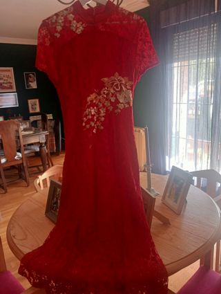 Vestido rojo con encaje y bordado floral