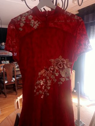 Vestido rojo con encaje y bordado floral