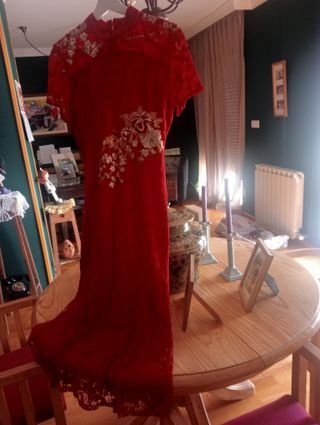 Vestido rojo con encaje y bordado floral
