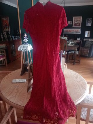 Vestido rojo con encaje y bordado floral