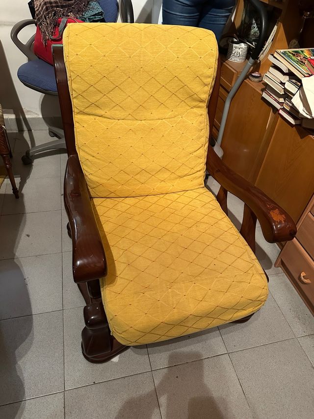 Butaca de madera tapizada