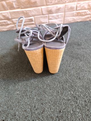 Sandalias grises de cuña