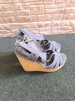 Sandalias grises de cuña