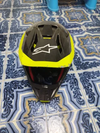 Casco de moto negro y amarillo