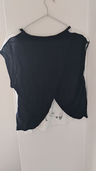 Camiseta fresquita, negra y blanca.