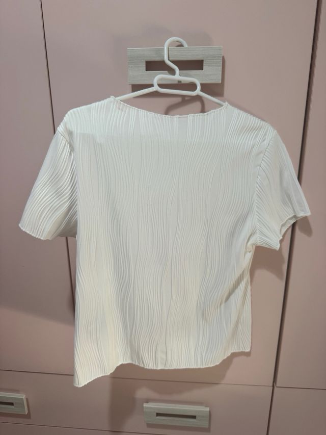 Camiseta blanca plisada manga corta