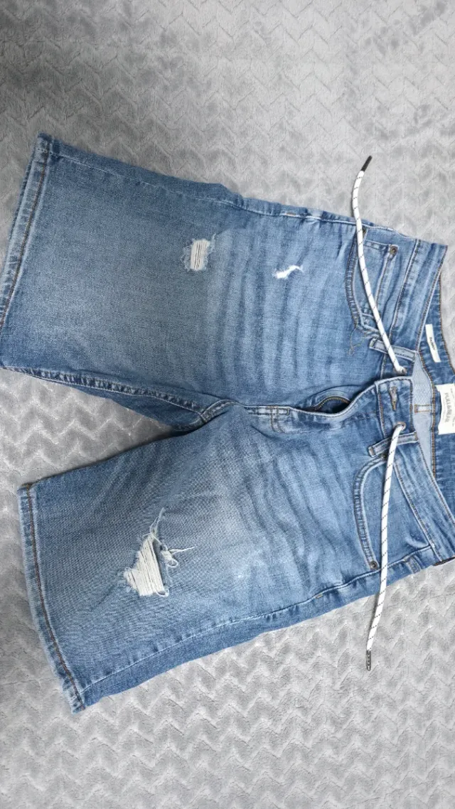 Pantalones vaqueros cortos rasgados pullbear

