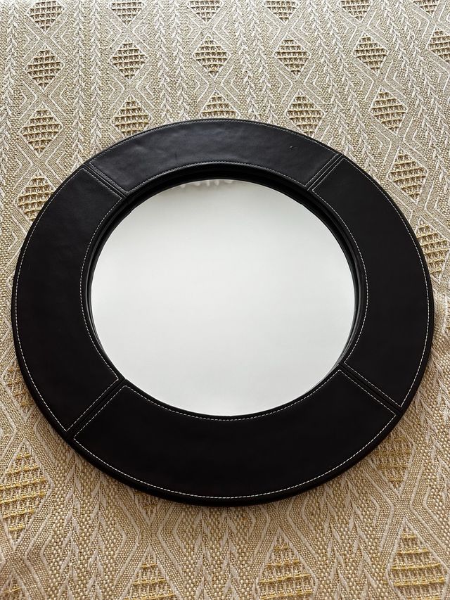 Specchio rotondo in pelle nera