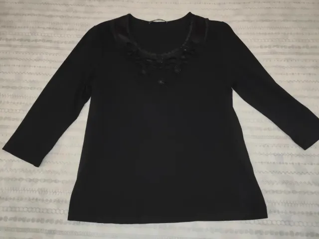 Camiseta negra con adornos