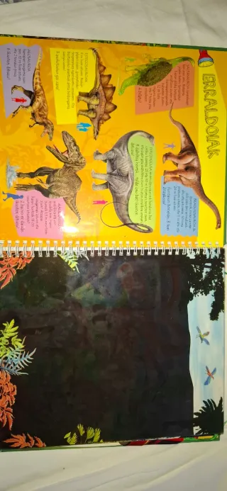 Dinosauroak y itsas animaliak.