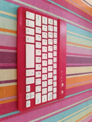 Teclado Bluetooth Rosa Compacto