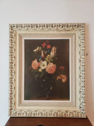 Cuadro de flores en marco decorativo