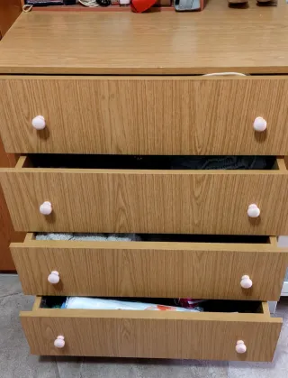 Cómoda de madera con tiradores rosas