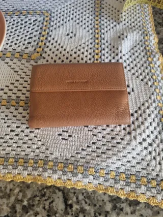 Monedero de piel marrón con detalles