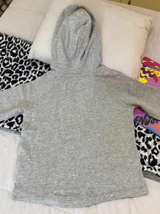 Sudadera gris vintage efecto desgastado