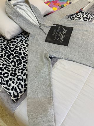 Sudadera gris vintage efecto desgastado