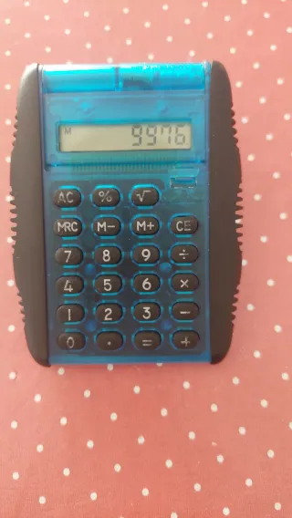 Calculadora azul compacta