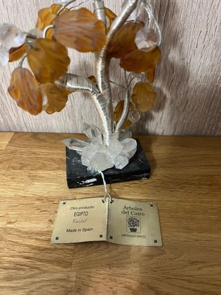 Árbol de Cairo de piedras y metal