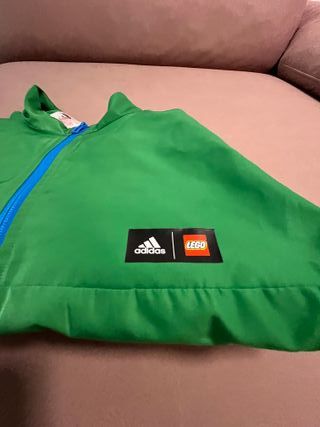 Sudadera Adidas Verde con Logo Lego y sudadera gri