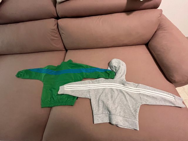 Sudadera Adidas Verde con Logo Lego y sudadera gri