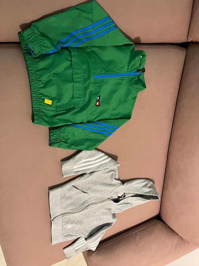 Sudadera Adidas Verde con Logo Lego y sudadera gri