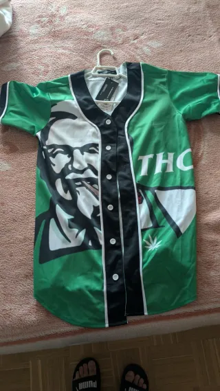 Camisa de béisbol verde con estampado