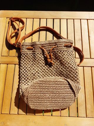 Bolso de rafia beige y marrón