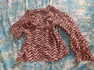 Blusa estampada zig-zag rosa y marrón