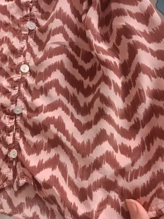 Blusa estampada zig-zag rosa y marrón