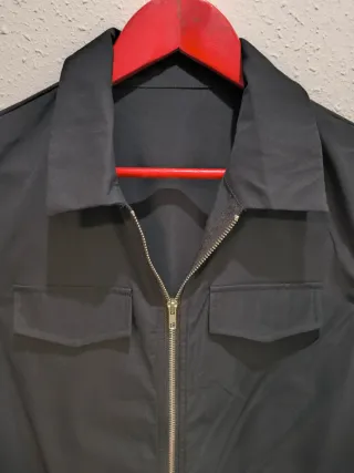 Vestido negro sin mangas con cremallera