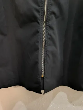 Vestido negro sin mangas con cremallera
