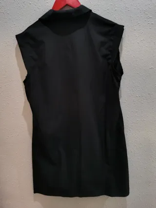 Vestido negro sin mangas con cremallera