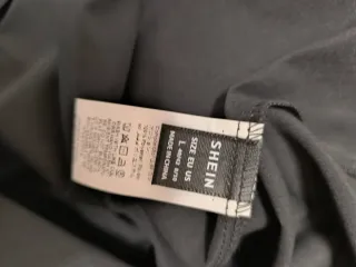 Vestido negro sin mangas con cremallera
