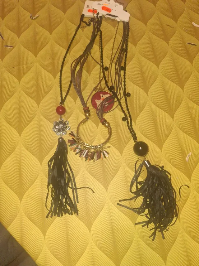 Collares con colgantes y borlas